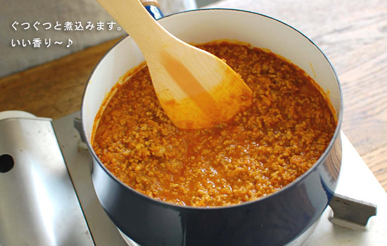 しょうがのすりおろし、にんじんジュース、塩を加え、時々混ぜながら10分ほど煮詰め、塩で味を整えます。 【4】器にごはんをよそい、カレー、ゆで卵を添えます。