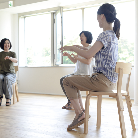 電車やバスでも ながら時間でむくみとりなど体が整うストレッチ 北欧 暮らしの道具店