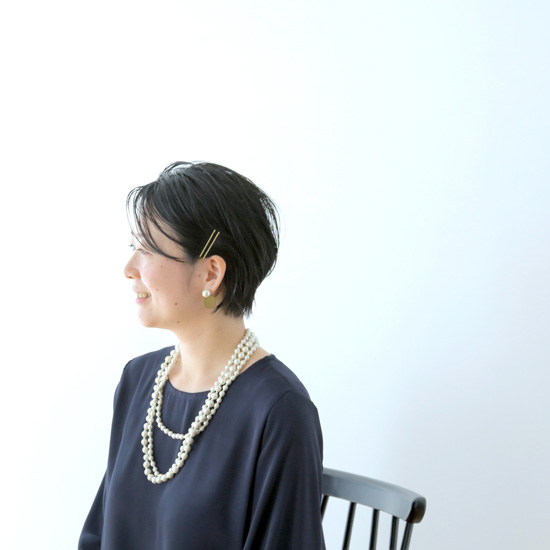 ヘアアレンジ講座 第3話 ピンもゴムもいらない 自分でできるお呼ばれヘア ショート編 北欧 暮らしの道具店